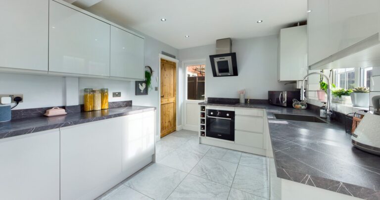An Expert Guide: How to Declutter your Home